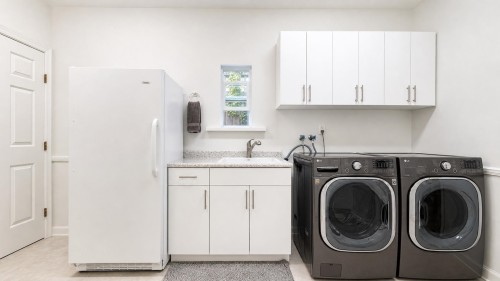 11715 Chateau Wynd, Delta, BC - Indoor Photo Showing Laundry Room