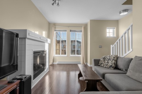 55-5839 Panorama Drive, Surrey, BC - Indoor Photo Showing Living Room With Fireplace