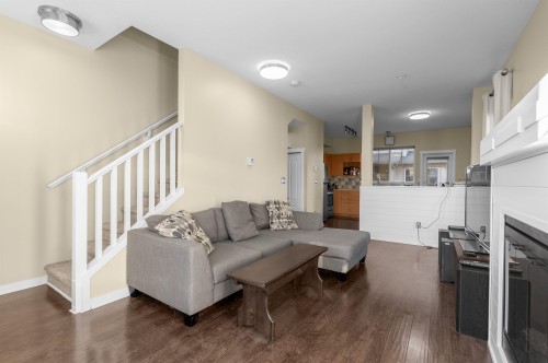 55-5839 Panorama Drive, Surrey, BC - Indoor Photo Showing Living Room