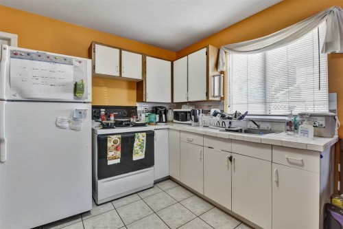 9256 152 Street, Surrey, BC - Indoor Photo Showing Kitchen