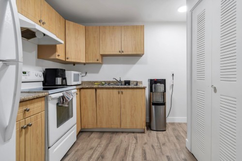 32670 Avalon Crescent, Abbotsford, BC - Indoor Photo Showing Kitchen