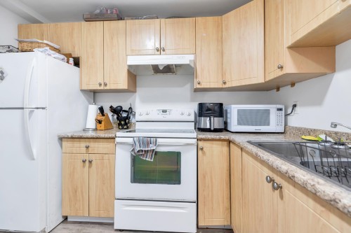 32670 Avalon Crescent, Abbotsford, BC - Indoor Photo Showing Kitchen