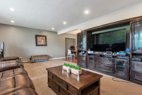 32670 Avalon Crescent, Abbotsford, BC - Indoor Photo Showing Living Room