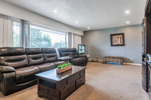 32670 Avalon Crescent, Abbotsford, BC - Indoor Photo Showing Living Room