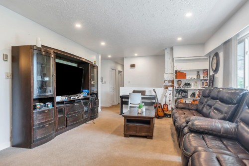 32670 Avalon Crescent, Abbotsford, BC - Indoor Photo Showing Living Room