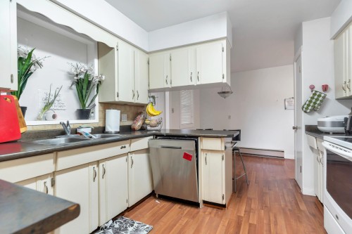 32670 Avalon Crescent, Abbotsford, BC - Indoor Photo Showing Kitchen With Double Sink