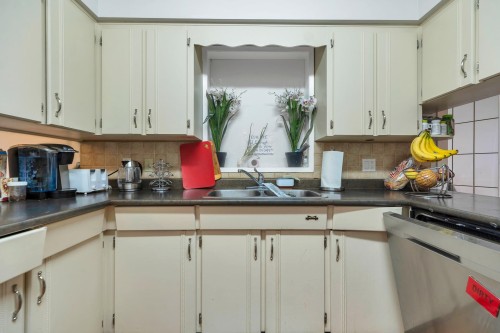 32670 Avalon Crescent, Abbotsford, BC - Indoor Photo Showing Kitchen With Double Sink