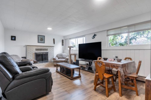 32670 Avalon Crescent, Abbotsford, BC - Indoor Photo Showing Living Room With Fireplace