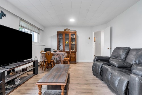 32670 Avalon Crescent, Abbotsford, BC - Indoor Photo Showing Living Room