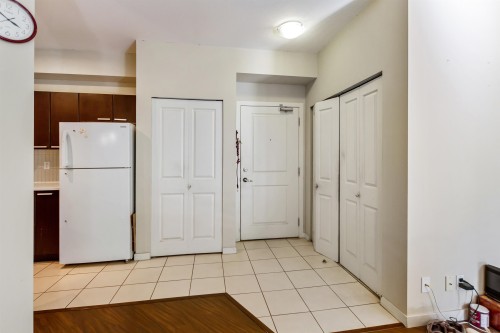 301-10499 University Drive, Surrey, BC - Indoor Photo Showing Kitchen
