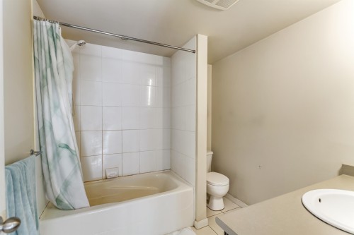 301-10499 University Drive, Surrey, BC - Indoor Photo Showing Bathroom