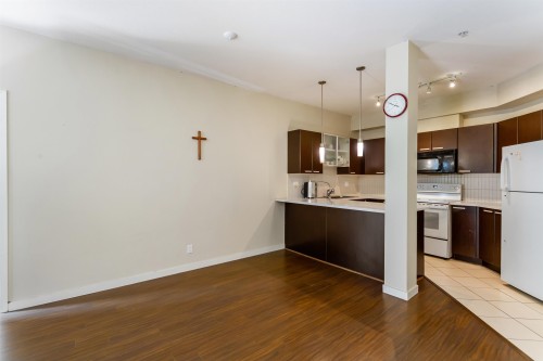 301-10499 University Drive, Surrey, BC - Indoor Photo Showing Kitchen