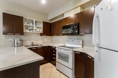 301-10499 University Drive, Surrey, BC - Indoor Photo Showing Kitchen With Double Sink