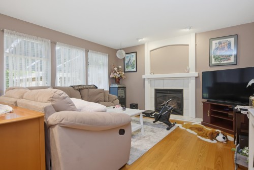 19128 63 Avenue, Surrey, BC - Indoor Photo Showing Living Room With Fireplace