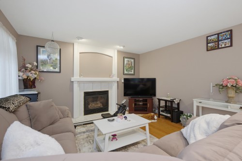 19128 63 Avenue, Surrey, BC - Indoor Photo Showing Living Room With Fireplace