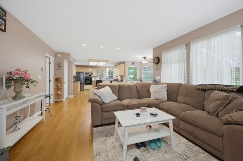19128 63 Avenue, Surrey, BC - Indoor Photo Showing Living Room