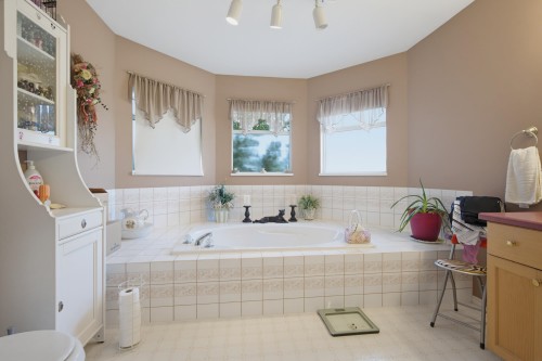 19128 63 Avenue, Surrey, BC - Indoor Photo Showing Bathroom