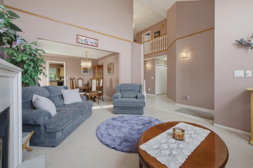 19128 63 Avenue, Surrey, BC - Indoor Photo Showing Living Room