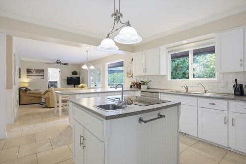 23851 58A Avenue, Langley, BC - Indoor Photo Showing Kitchen