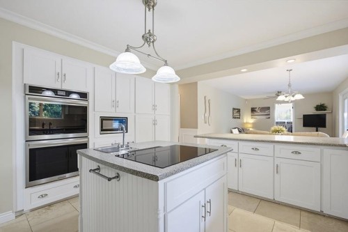 23851 58A Avenue, Langley, BC - Indoor Photo Showing Kitchen