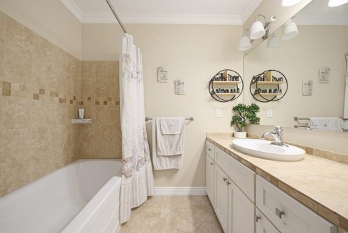 23851 58A Avenue, Langley, BC - Indoor Photo Showing Bathroom