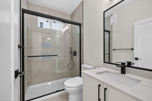 8511 Benedict Boulevard, Mission, BC - Indoor Photo Showing Bathroom