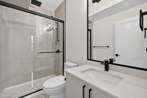 8511 Benedict Boulevard, Mission, BC - Indoor Photo Showing Bathroom