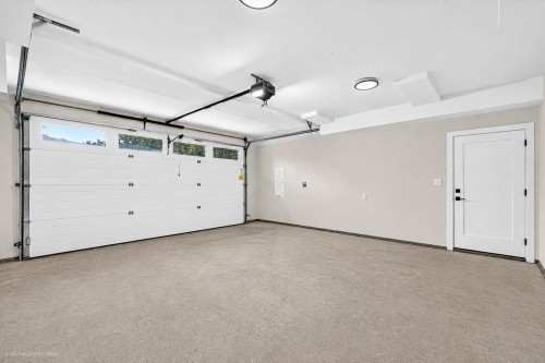8511 Benedict Boulevard, Mission, BC - Indoor Photo Showing Garage