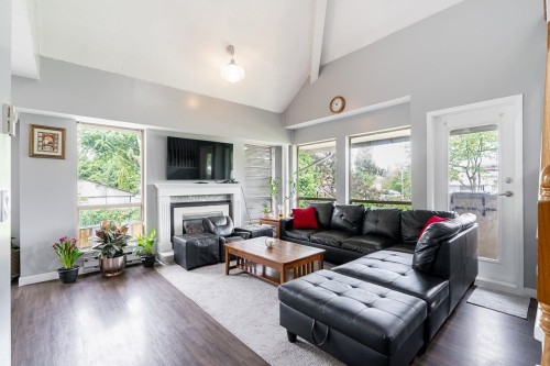 21-12172 72 Avenue, Surrey, BC - Indoor Photo Showing Living Room With Fireplace
