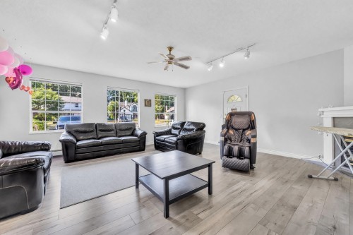 15447 92A Avenue, Surrey, BC - Indoor Photo Showing Living Room