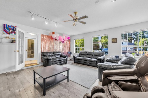 15447 92A Avenue, Surrey, BC - Indoor Photo Showing Living Room