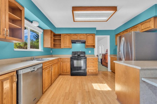 15447 92A Avenue, Surrey, BC - Indoor Photo Showing Kitchen With Double Sink