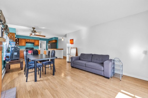 15447 92A Avenue, Surrey, BC - Indoor Photo Showing Living Room