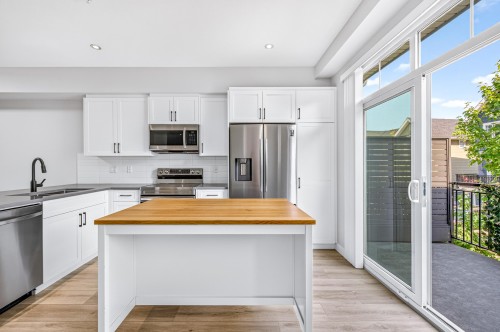 83-20180 84 Avenue, Langley, BC - Indoor Photo Showing Kitchen With Double Sink