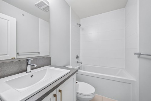 83-20180 84 Avenue, Langley, BC - Indoor Photo Showing Bathroom