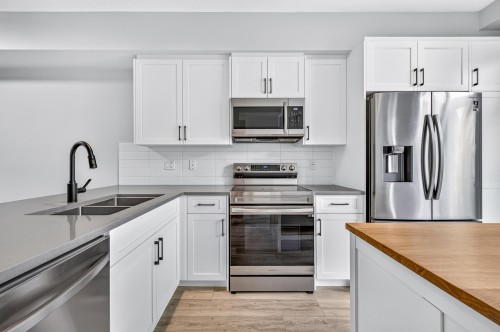 83-20180 84 Avenue, Langley, BC - Indoor Photo Showing Kitchen With Double Sink
