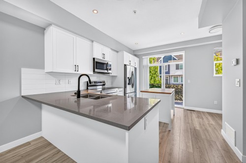 83-20180 84 Avenue, Langley, BC - Indoor Photo Showing Kitchen With Double Sink