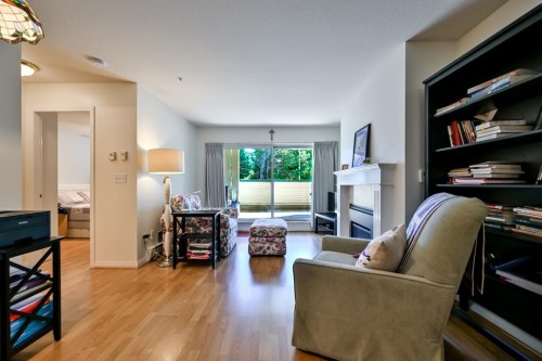 101-20727 Douglas Crescent, Langley, BC - Indoor Photo Showing Living Room