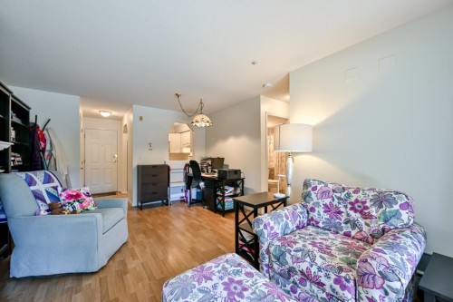 101-20727 Douglas Crescent, Langley, BC - Indoor Photo Showing Living Room