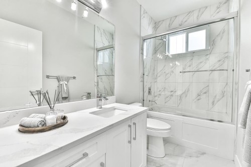 19642 74A Avenue, Langley, BC - Indoor Photo Showing Bathroom