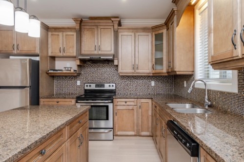 19586 72A Avenue, Surrey, BC - Indoor Photo Showing Kitchen With Double Sink With Upgraded Kitchen