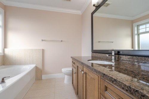 19586 72A Avenue, Surrey, BC - Indoor Photo Showing Bathroom
