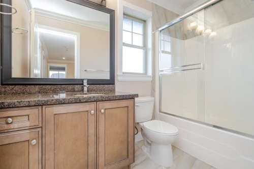 19586 72A Avenue, Surrey, BC - Indoor Photo Showing Bathroom