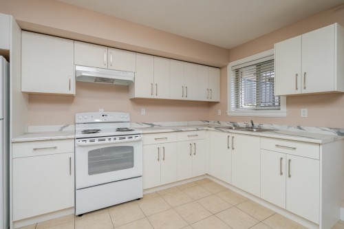 19586 72A Avenue, Surrey, BC - Indoor Photo Showing Kitchen With Double Sink