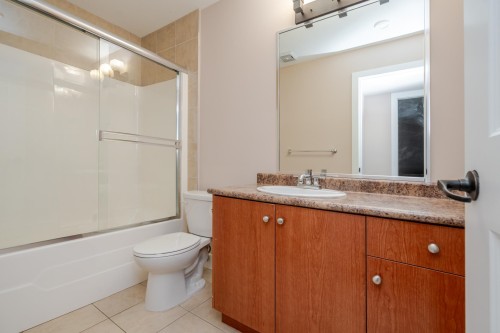 19586 72A Avenue, Surrey, BC - Indoor Photo Showing Bathroom