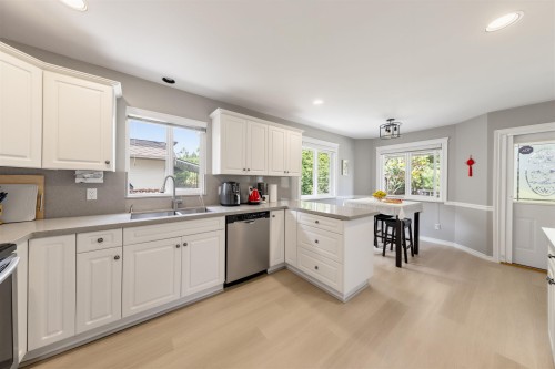 20621 91 Avenue, Langley, BC - Indoor Photo Showing Kitchen With Double Sink