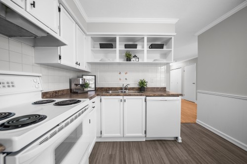279-32550 Maclure Road, Abbotsford, BC - Indoor Photo Showing Kitchen With Double Sink