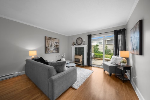 279-32550 Maclure Road, Abbotsford, BC - Indoor Photo Showing Living Room