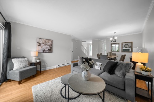 279-32550 Maclure Road, Abbotsford, BC - Indoor Photo Showing Living Room