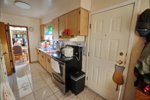8824 Russell Drive, Delta, BC - Indoor Photo Showing Kitchen